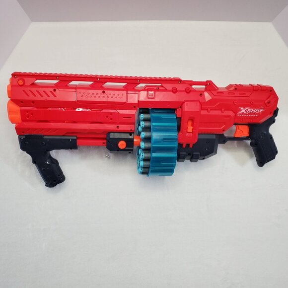 XShot Cool Striker Red Fortress Blaster Gun w/39 Darts - Picture 2 of 7